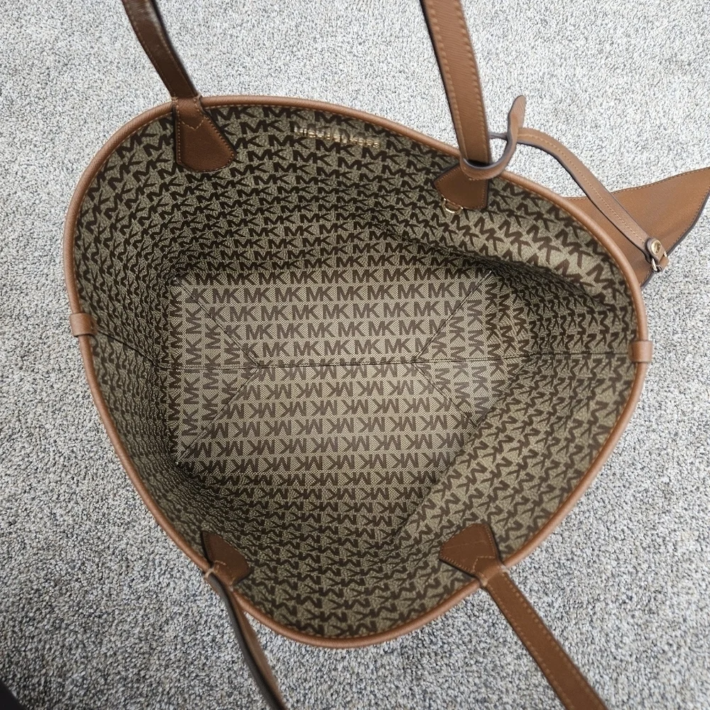 Michael Kors Signature Reversible Tote Handbag Purse & Wristlet Monogram / Brown